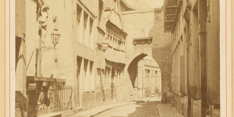 FelixArchief: de Gevangenisstraat met de poort van het Steen waarin het beeldje van Semini,1875 FelixArchief: de Gevangenisstraat met de poort van het Steen waarin het beeldje van Semini,1875